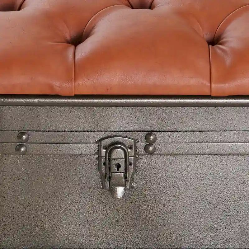 Beige Sitzbank mit getuftetem Kunstleder und Metall in Used-Optik