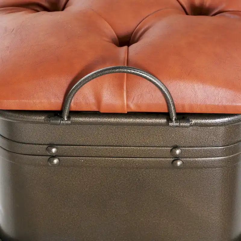 Beige Sitzbank mit getuftetem Kunstleder und Metall in Used-Optik
