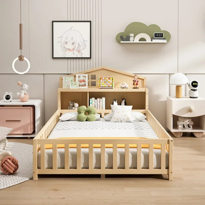 Holzbodenbett in voller Größe mit Bücherregal und Tafel