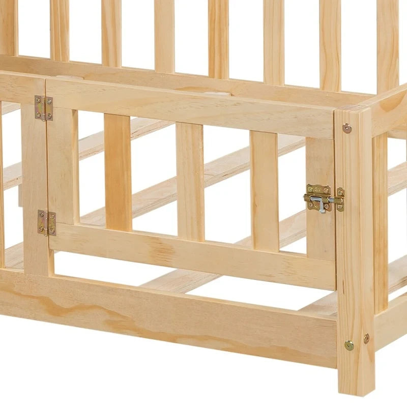 Holzbodenbett in voller Größe mit Bücherregal und Tafel