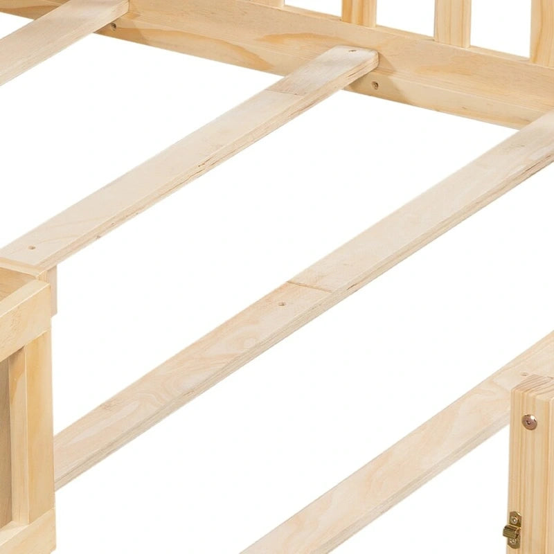Holzbodenbett in voller Größe mit Bücherregal und Tafel