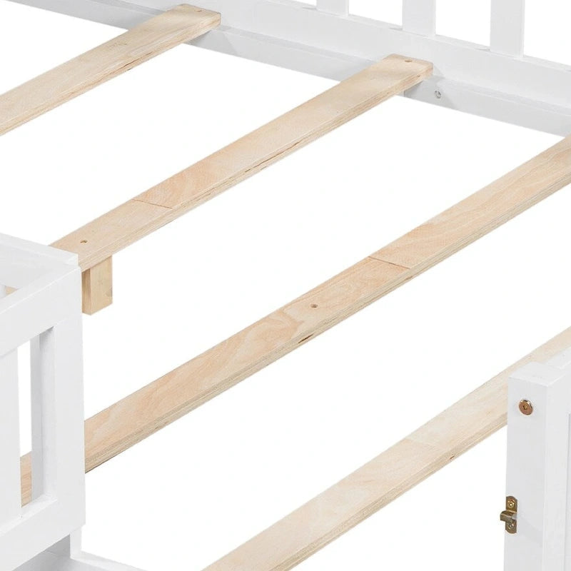 Holzbodenbett in voller Größe mit Bücherregal und Tafel