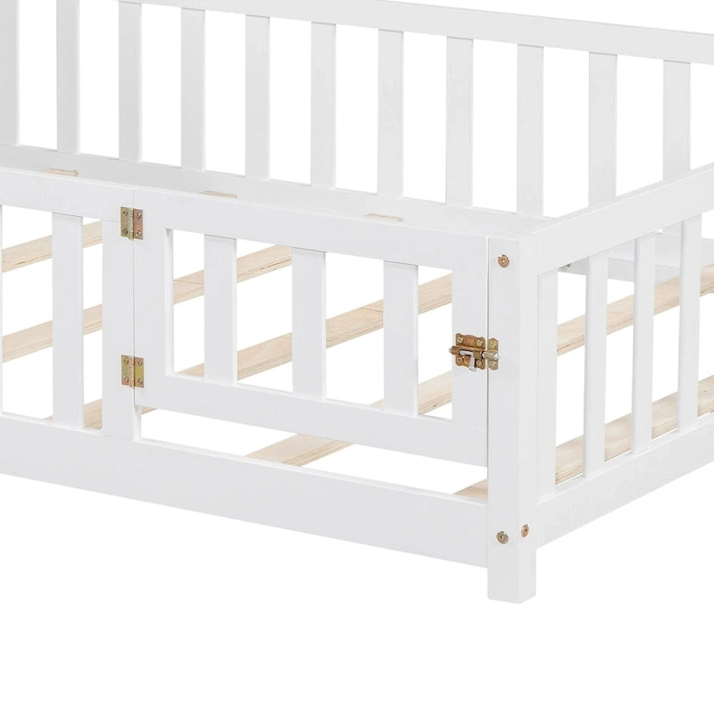 Holzbodenbett in voller Größe mit Bücherregal und Tafel